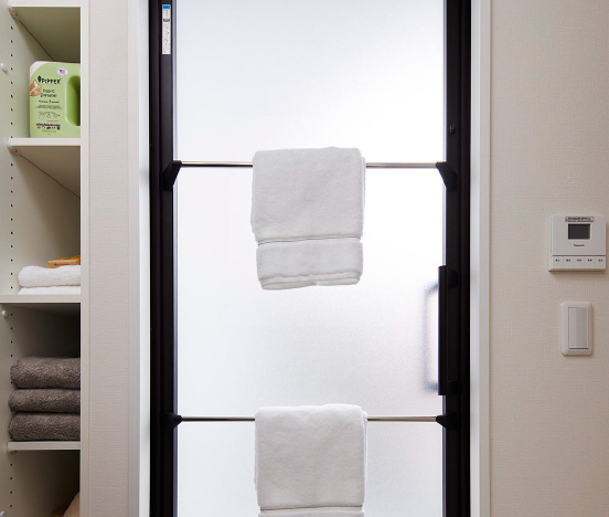 バスマットも掛けられるタオルハンガー