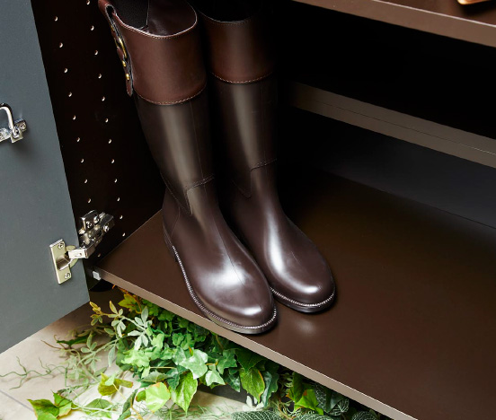 ベビーカーなども置ける奥行きある棚