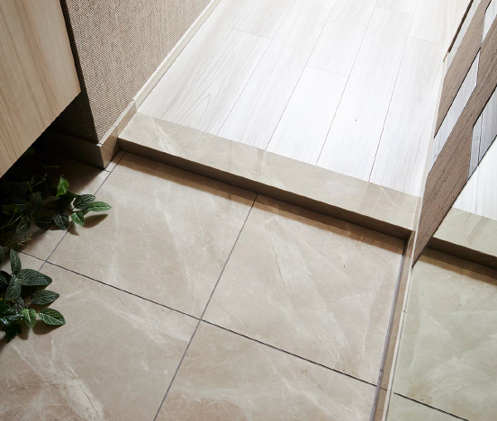 美しさと安全に配慮段差を抑えた上がり框