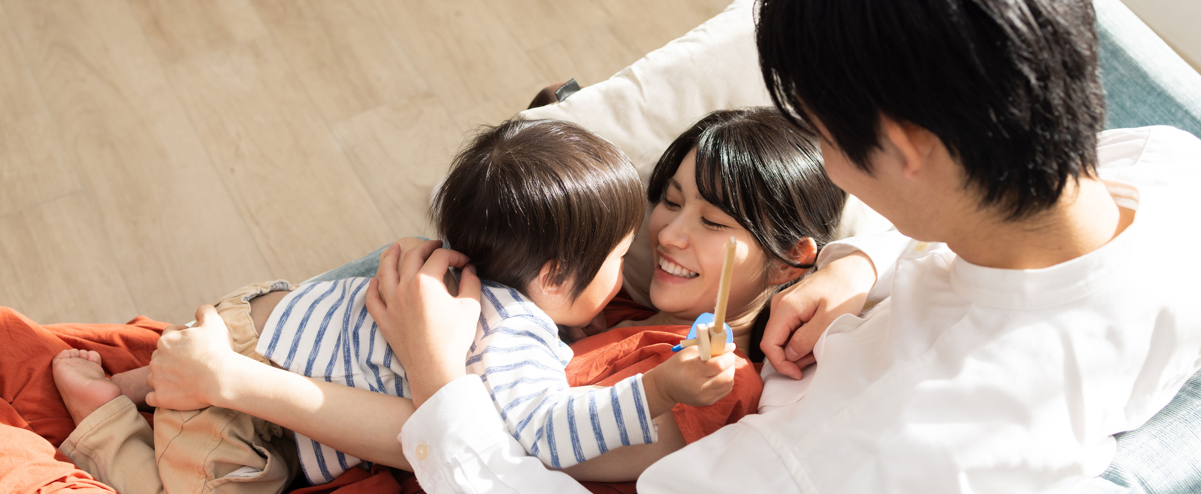 ソファで寛ぐ子供