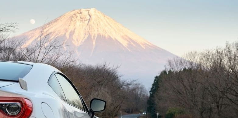 富士山を望む道を走る車（イメージ）