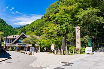 高尾山 登山口の駅舎と石碑