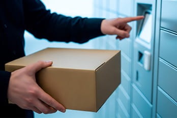宅配ボックスに荷物を入れる人（イメージ）