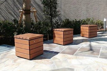 植栽脇に並ぶ木製のかまどスツール