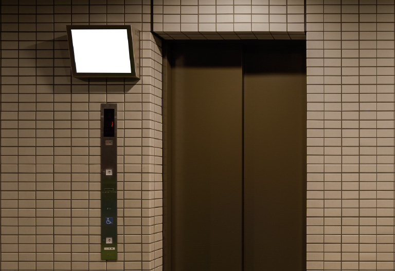 監視モニター付きエレベーター