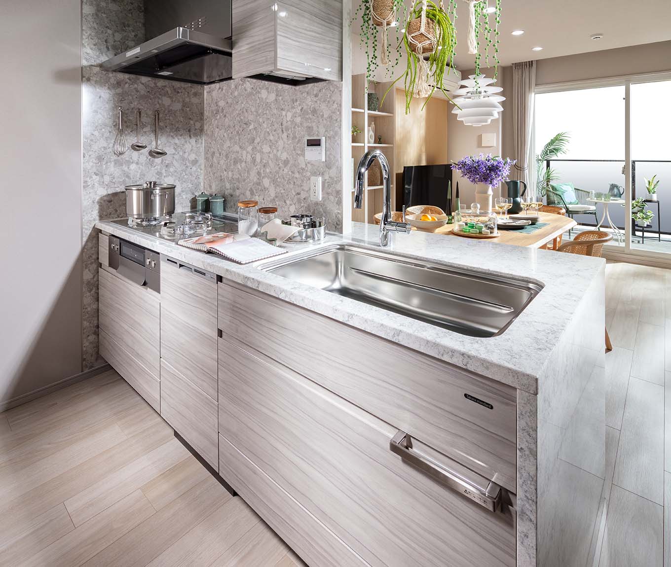 ご家族と会話が弾む対面カウンター式キッチン