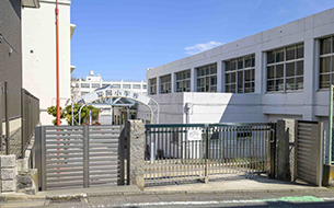 横浜市立富岡小学校（約890m）